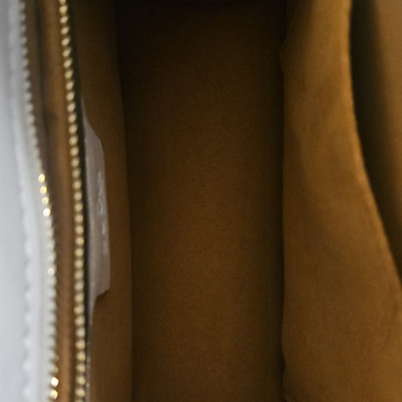 Gucci White and Black Crossbody Bag with Sleek Design, with 3 types of Dif strap - Picture 4 of 11